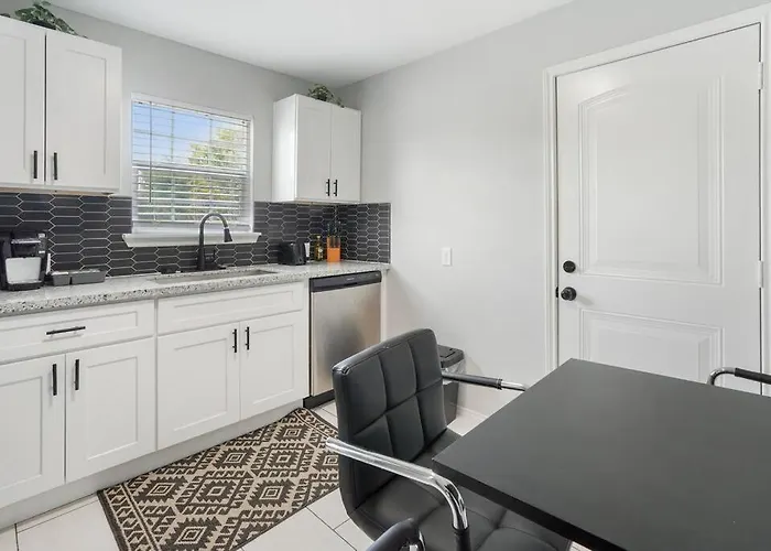 Cozy Two Bedroom Home Minutes From Downtown!
