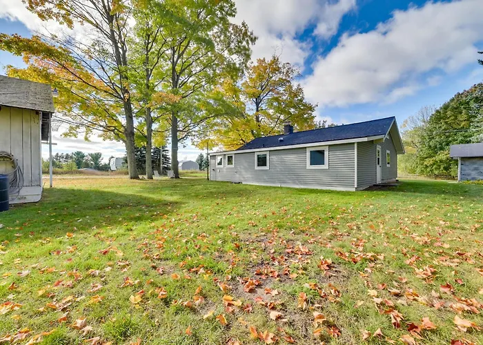 Cozy Harbor Springs Vacation Rental, 13 Mi To Town