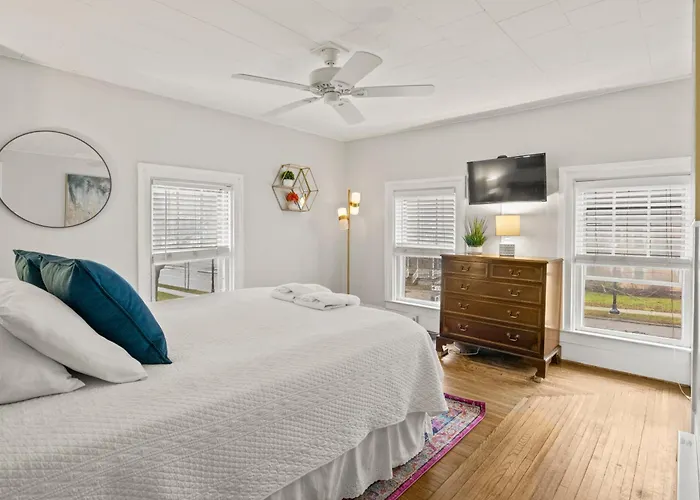 Walk To Parks, Dining & Lake! Game Room! Hot Tub!
