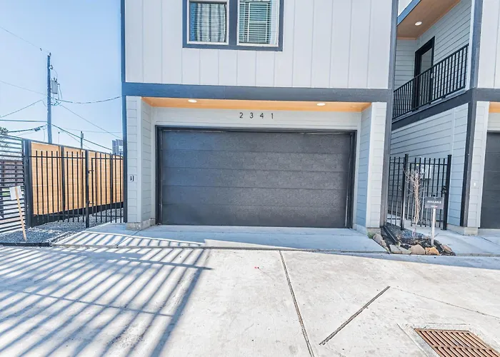 Luxury Charming 3Br 3Bath Free Wi-Fi 8 Guests, Gated Home, Houston Downtown