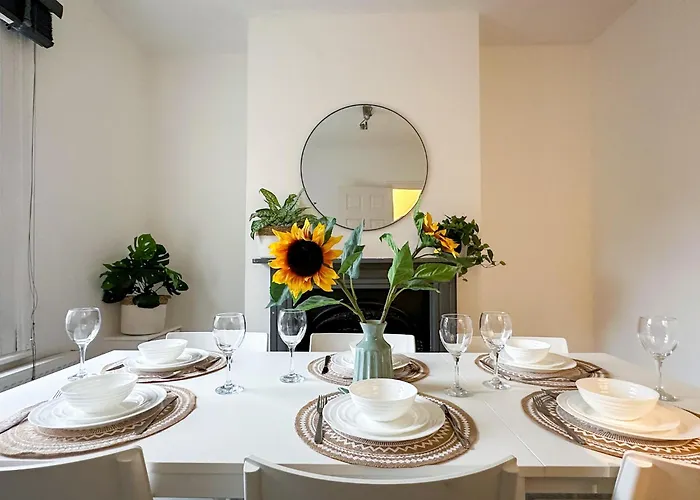 Stylish & Spacious City Centre 3-Bedroom Townhouse - Sleeps 6