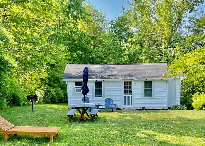 Drop Anchor Cottages And Lake House