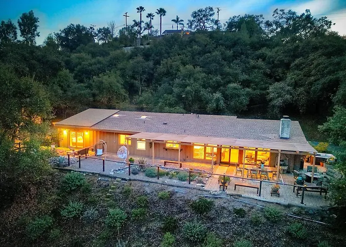 City Getaway, Hot Tub, Fire Pit, Game Room, Bbq, Hiking Trails, Vineyard Views, B-Ball