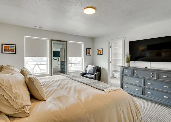 Modern Heber City Getaway: Mountain View, Hot Tub!