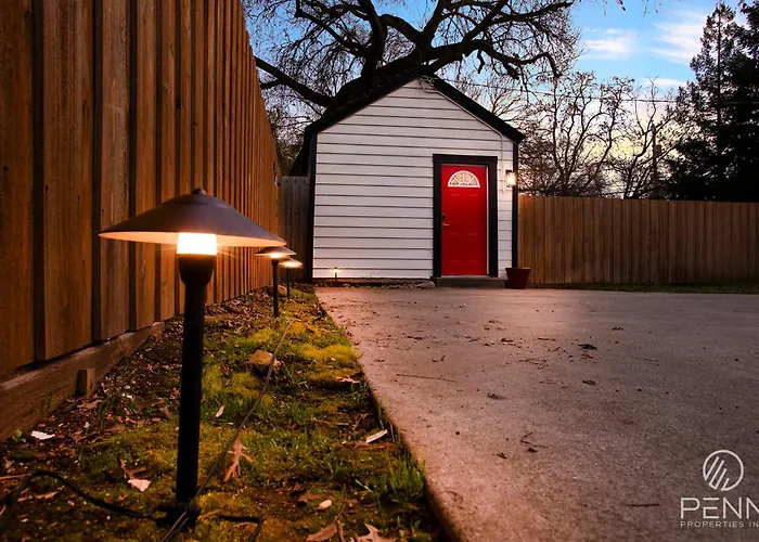 The Red Door Guesthouse - Cozy, Central And Quiet