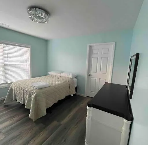 Large 5 Bedroom Home Near Downtown Dalton