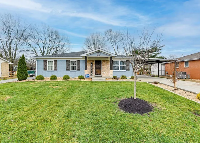 Family-Friendly Home W/ Yard: 27 Mi To Nashville!
