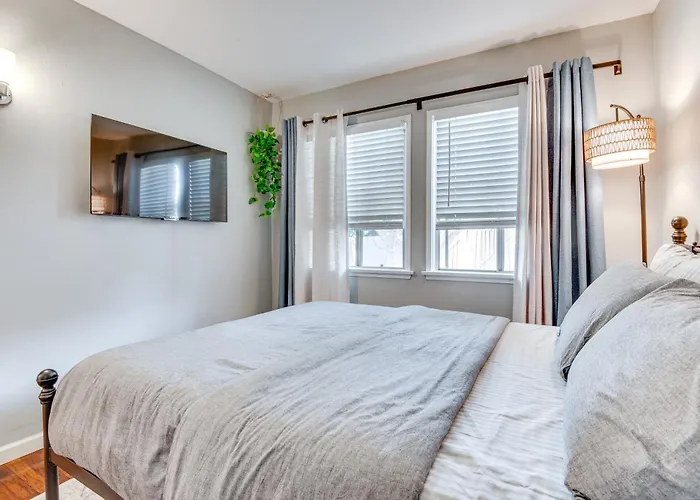 1 Mi To Shopping & Dining: Central Burbank Duplex