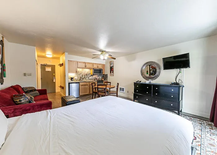 Charming King Studio Deluxe W/Balcony #233 At Donner Lake Village