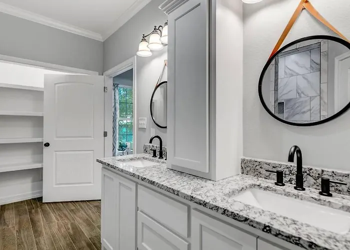 Reduced! Renovated Hidden Gem. Chef Kitch. Wheelch