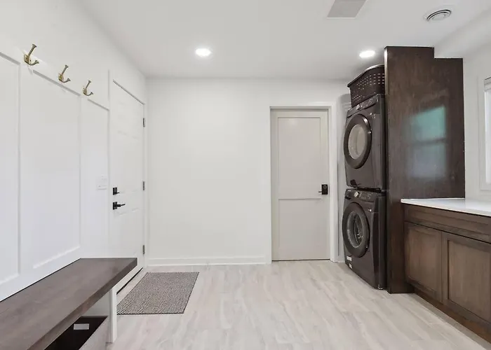 Luxury 1800Sq.Ft Home - Sleeps 8