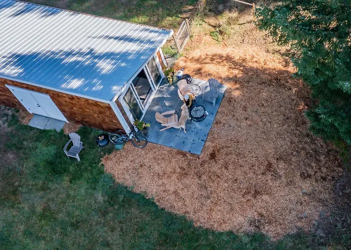 Tiny House & Sauna On Lakefront Farm Oasis