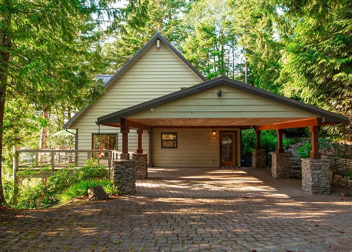 The Overlook, Luxury Lakeside Home With Dock