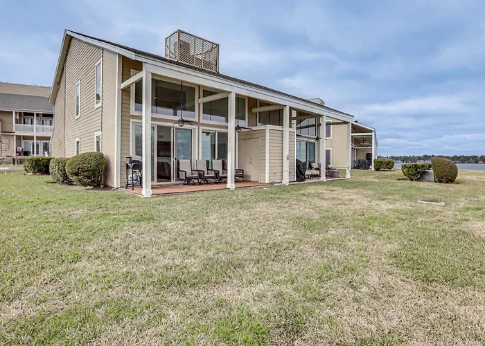 Gorgeous Lakefront Townhome W/ Pool Access & Views