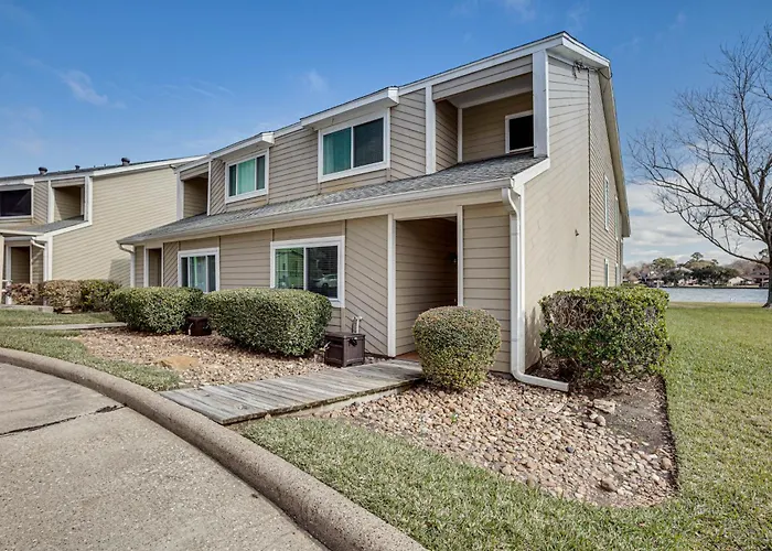 Gorgeous Lakefront Townhome W/ Pool Access & Views