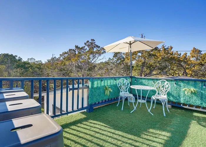 Awesome Canyon Lake Home: Rooftop Deck & Fire Pit!