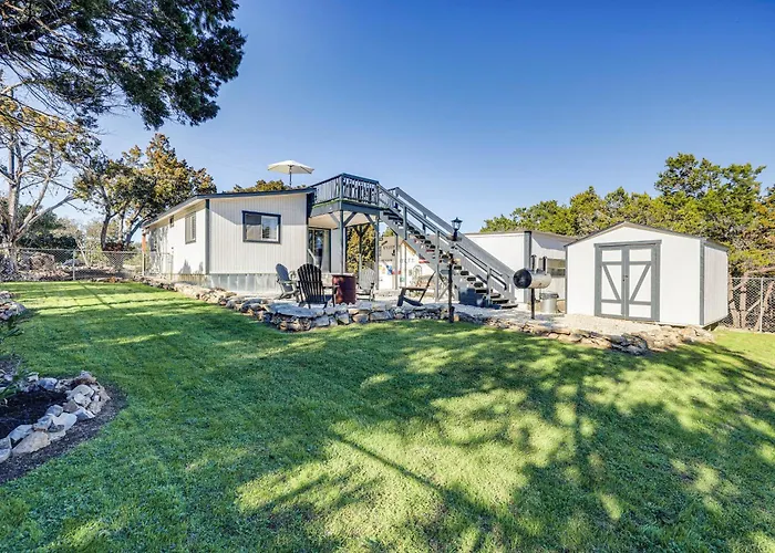 Awesome Canyon Lake Home: Rooftop Deck & Fire Pit!