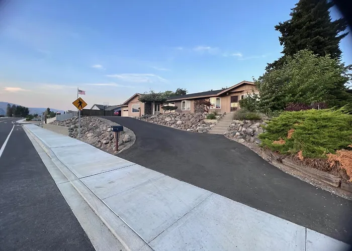 East Wenatchee Oasis 4Br, Pool, Hot Tub, Loop Trail