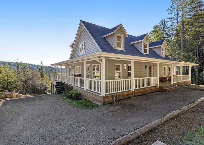 Expansive Retreat With Ridge Top Views & Hot Tub