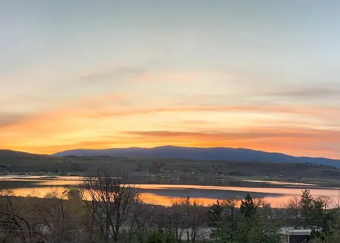Lakeviews, Big Yard/Deck, Minutes To Silver Star/Golf/Wineries.