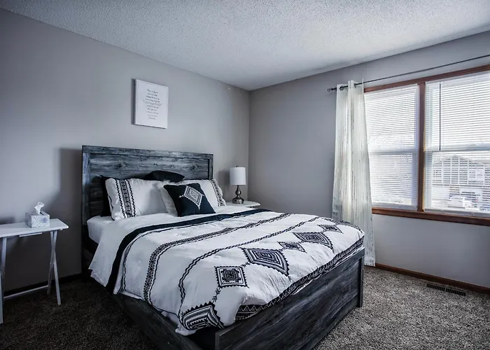 Beautiful And Cozy Olathe Home.
