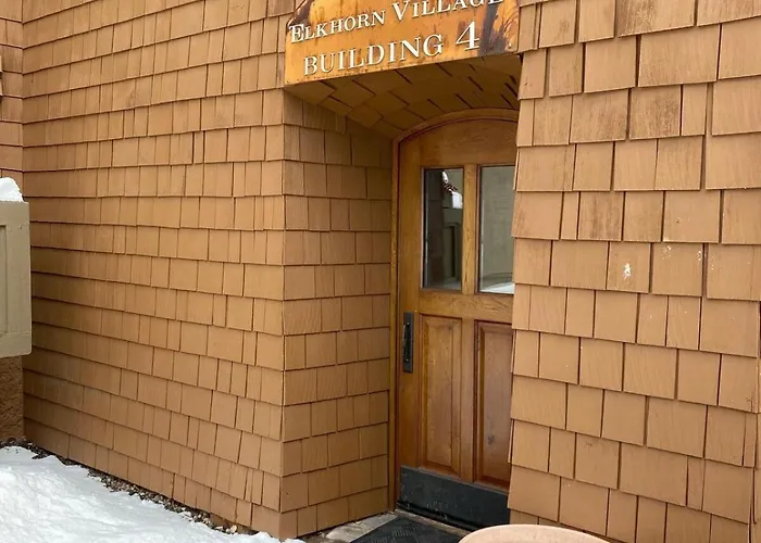 Elkhorn Condo Walk To Dollar!