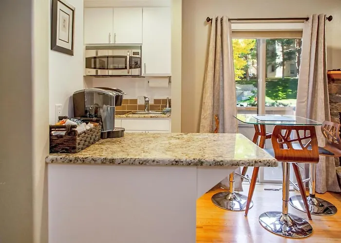 Elkhorn Condo Walk To Dollar!