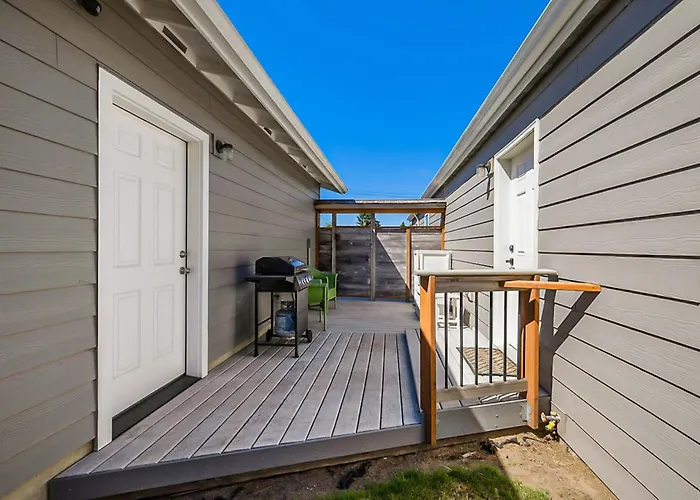 Sweet Seaview Home: Near Beach & Trailhead!