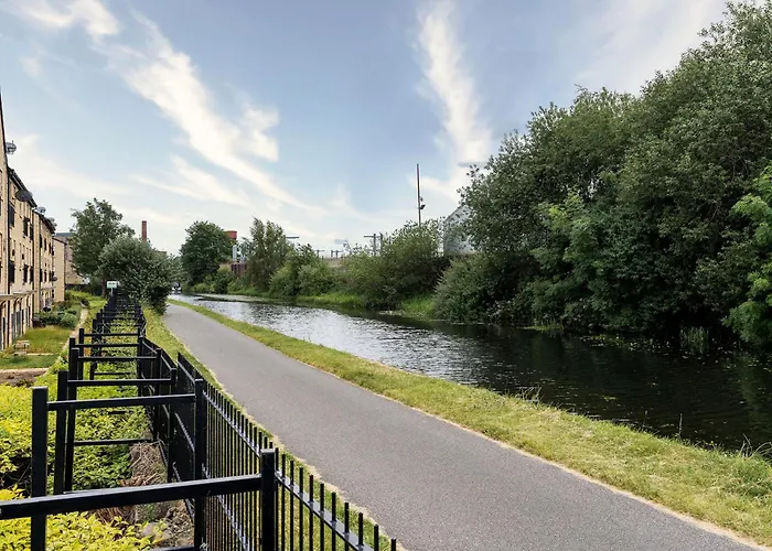 Canal-Side Townhouse Free Parking City Location