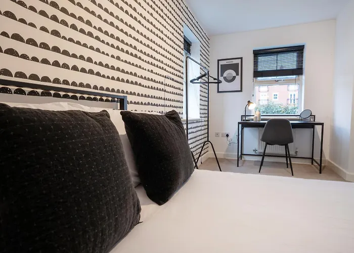 Canal-Side Townhouse Free Parking City Location