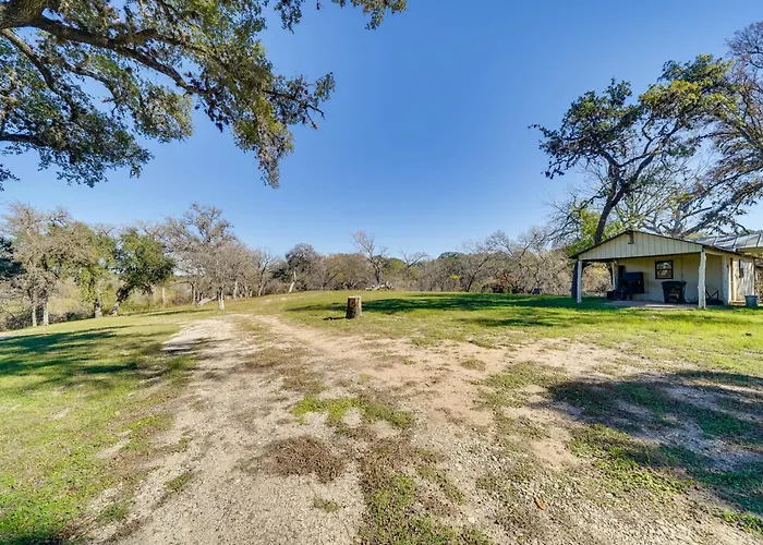 Quiet Bandera Country Home W/ Medina River Access!