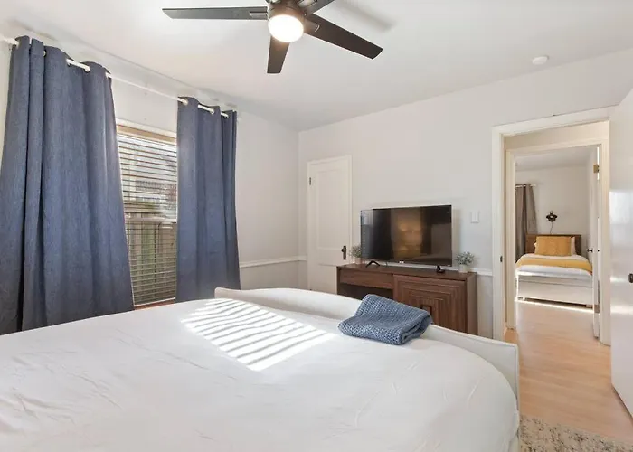 Vintage Chic Cottage - King Bed & Large Deck