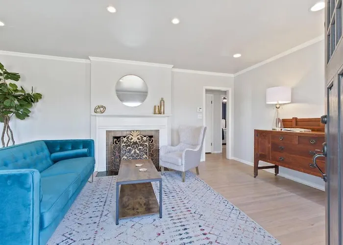 Vintage Chic Cottage - King Bed & Large Deck