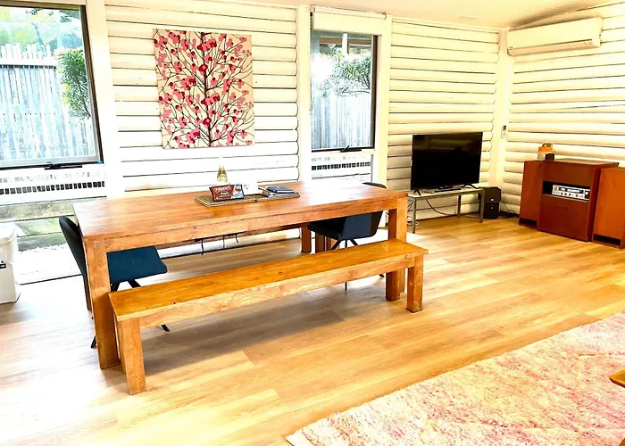 Lorne Groovy Ocean View Log House: Pet-Friendly Retreat with Wildlife