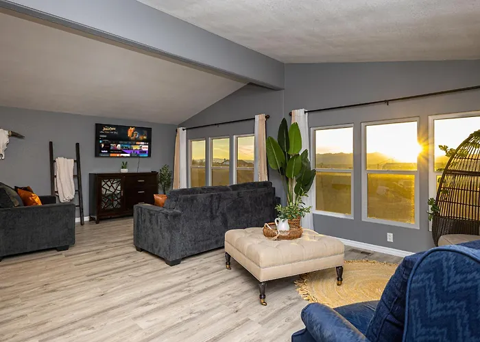 Near Laughlin Casinos, Mountain Views, Sleeps 6