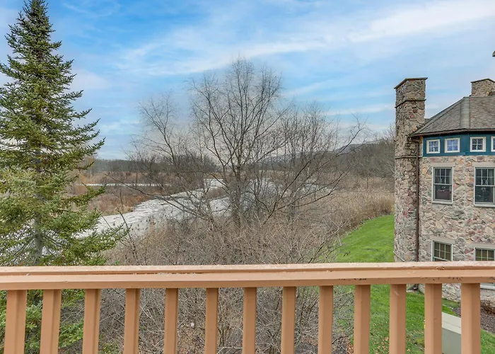 Spacious Condo W/ View < 1 Mi To Mtn Creek Resort!