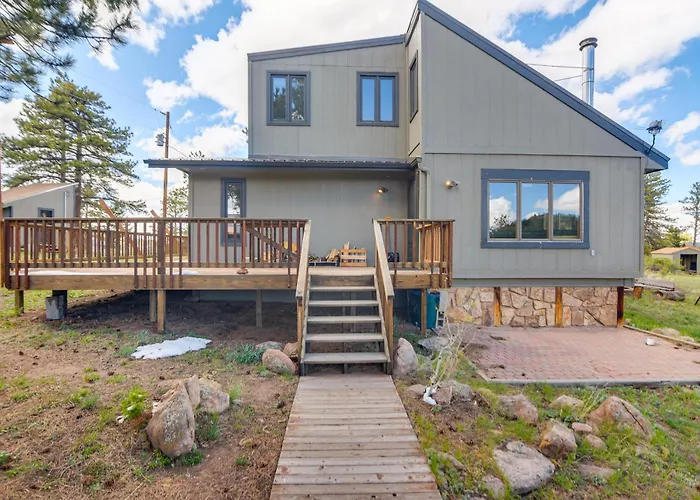 Cozy Red Feather Lakes Retreat W/ Deck & Yard