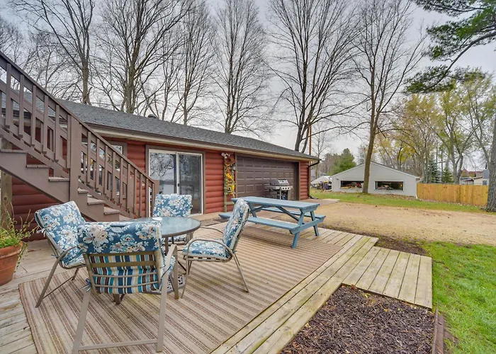 Modern Log Cabin W/ Rec Room, Steps To Lake!