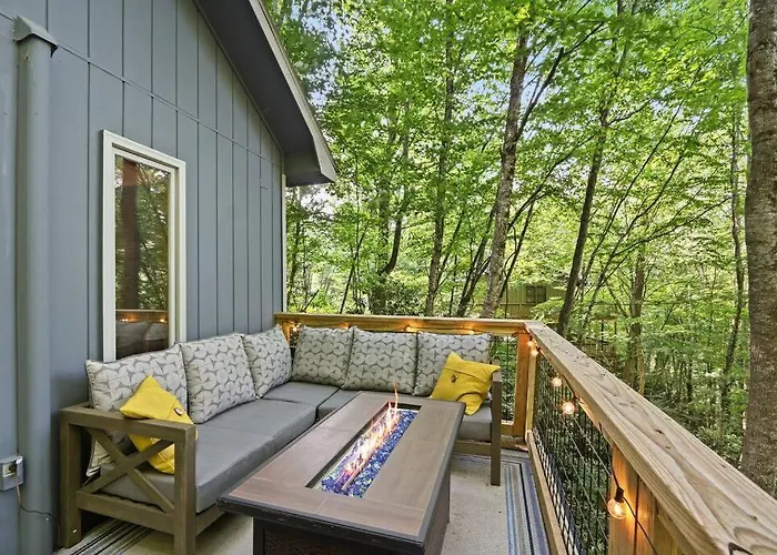 Cozy Mountain Chalet With Hot Tub Outdoor Movie Screen And Fire Place