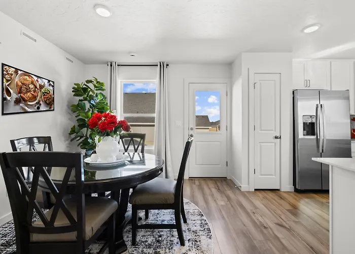 Chic 3Br Haven Near Wineries, Lake Lowell & C Of I - Ideal For Hiking & Relaxing!