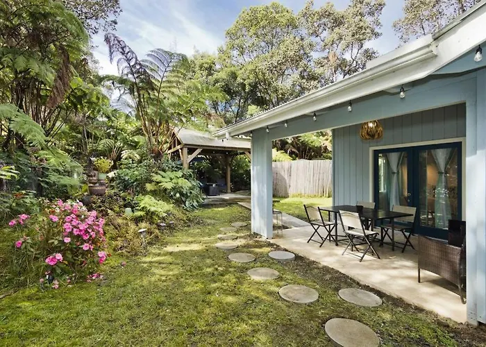 Romantic Volcano Retreat: Luxury Soak-Tub & Firepit Near Hawaii Park