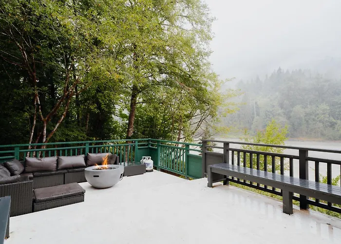 Riverside Retreat On Skagit River