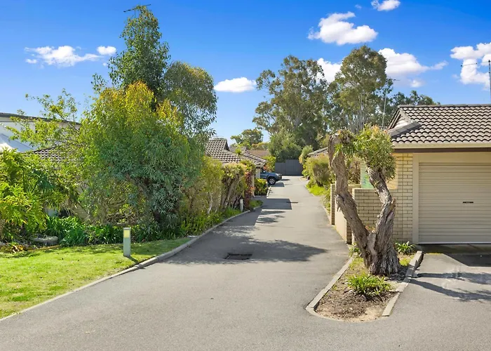 Coastal Convenience! Walk To The Shops & Cafes...