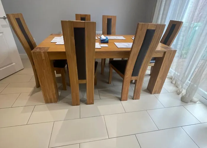 Holiday Home In Cardiff, Sleeps 8