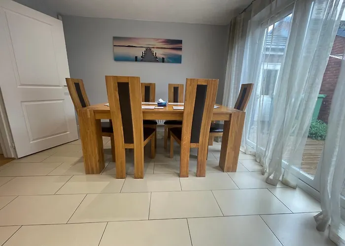 Holiday Home In Cardiff, Sleeps 8