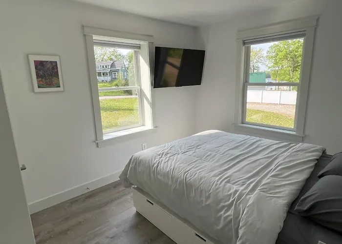 Gardner Lake 2 Queen/1King/2 Bath/Laundry- Private