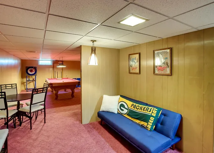 Walk To Lambeau Field: Green Bay Retreat