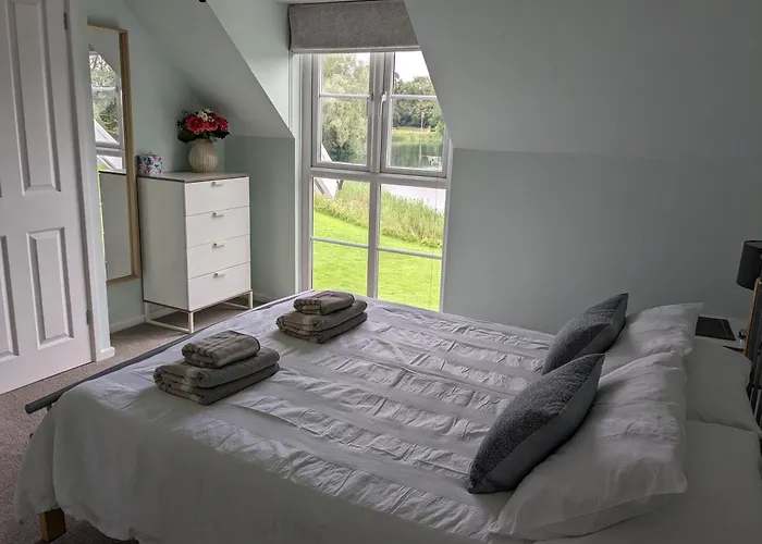 Lovely Lakeside Lodge For Families And Friends