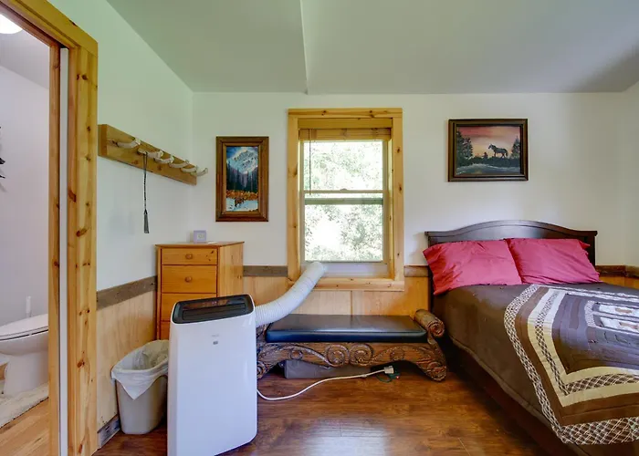 Cozy Countryside Cabin In Robie Creek Park!
