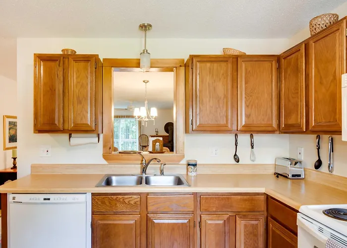 Lovely White Mountains Condo: Hike, Ski & Unwind!
